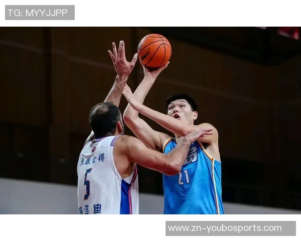 亨特上半场表现出色6投5中轻松斩获12分6篮板1助攻1抢断